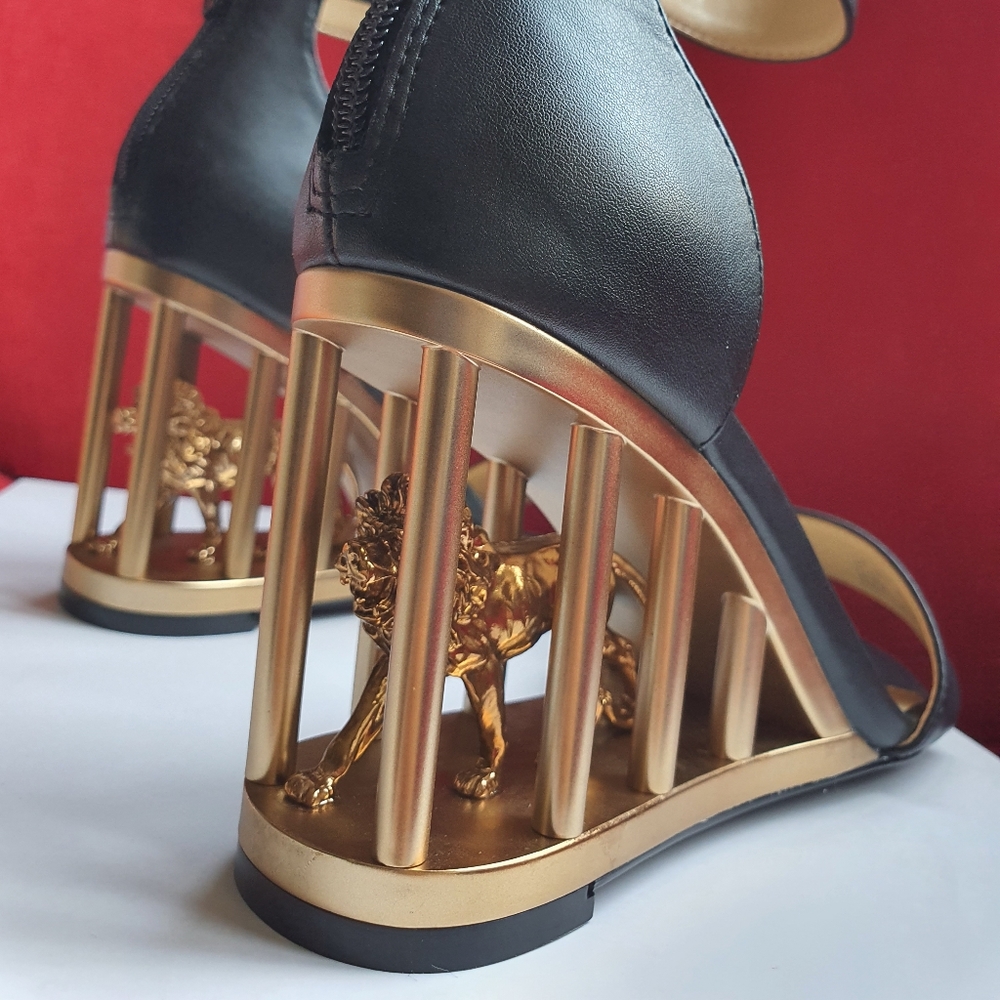 Katy Perry, Lion in Cage Wedges